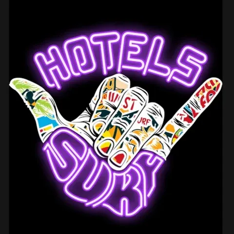 Логотип канала «Отельный Сёрф»: неоновая надпись Hotels Surf и жест «шака»